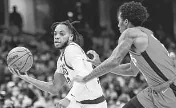  ?? Tony Dejak / AP ?? Darius Garland (izq.) trata de escapar de la marca de Armoni Brooks en el triunfo de los Cavaliers frente a los Rockets de Houston el miércoles 15 de diciembre de 2021, en Cleveland. Los Cavaliers ganaron 124-89.