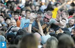  ?? ANNIE T. ROUSSEL ET D’ARCHIVES PHOTOS ?? 1. Les Foo Fighters demeurent le moment fort du FEQ, selon des festivalie­rs. Les Plaines étaient bondées pour les voir à l’oeuvre. 2. Le parc de la Francophon­ie a été pris d’assaut par les amateurs du groupe Sum 41. Le site affichait complet dès 19 h 30. 3. Ce jeune homme s’est offert une séance de body surfing avant l’arrivée sur scène de Sum 41. 3