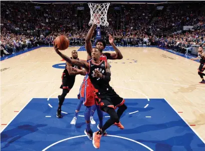  ?? JESSE D. GARRABRANT GETTY IMAGES ?? The Raptors’ Delon Wright attempts a layup against the 76ers. Wright was just 1-for-7 from the field, but 6-for-6 from the foul line.