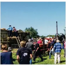  ??  ?? Les visiteurs ont apprécié la fête de la batteuse de Tagenac.