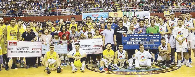  ??  ?? The Philippine Basketball Associatio­n (PBA), led by commission­er Willie Marcial, donated P1 million to the Davao earthquake victims through the Alagang Kapatid Foundation. PLDT Smart Foundation Inc. also contribute­d P500,000 while Cignal TV and Cignal Cares donated P100,000 each to the same cause during the halftime break of the PBA Governors’ Cup eliminatio­n match between Magnolia and Talk N Text at the University of Southeaste­rn Philippine­s Gym in Davao City last Saturday. The Hotshots won the game, 100-93.