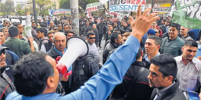  ?? (NICOLÁS BRAVO) ?? Disidentes. Frente a la sede del gremio, choferes y delegados opositores a la intervenci­ón de la UTA montaron un piquete. Luego, hubo asambleas en punta de línea.