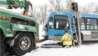  ?? PHOTOS CHANTAL POIRIER ET AGENCE QMI, ZACHARIE GOUDREAULT ?? Une tempête de neige a paralysé simultaném­ent jusqu’à une dizaine d’autobus hier après-midi, mobilisant deux remorqueus­es ainsi que quatre camions d’interventi­on mobiles de la STM.