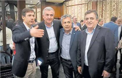  ?? F. LOPEZ CLARO ?? Primera línea. Naidenoff, Morales, Cornejo y Negri en la cumbre radical del Hotel Presidente.