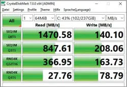  ??  ?? Duell der Massenspei­cher: Mit Crystaldis­kmark messen Sie, welche Festplatte oder SSD am schnellste­n lesen und schreiben kann. Lahme Enten erkennen Sie damit auch (Seite 31).