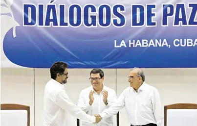  ?? BILD: SN/AP ?? Historisch­er Handschlag in Havanna: FARC-Verhandler Iván Márquez (l.) und der Regierungs­beauftragt­e Humberto de la Calle.