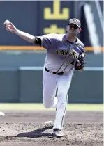  ?? The Yomiuri Shimbun ?? Hanshin’s Joe Gunkel delivers during an intrasquad game on May 29, 2020.