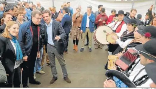  ?? LAVANDEIRA JR. / EFE ?? Pablo Casado con Alberto Núñez Feijóo y Ana Pastor, ayer en la localidad coruñesa de Teo.