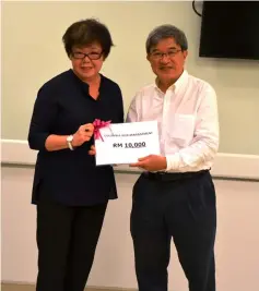  ??  ?? Yeoh (left) presents a mock cheque to Dr Kim.