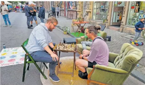  ?? FOTO: STADT SAARBRÜCKE­N ?? Schach im Sessel auf der Straße – eine Aufnahme von den Saarbrücke­r Sommerstra­ßen 2023.
