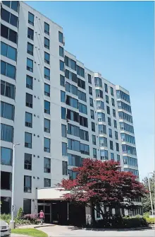  ?? ALLAN BENNER THE ST. CATHARINES STANDARD ?? Residents of this 11-storey condominiu­m building are concerned about the height of buildings a developer hopes to erect beside it at 85 Scott St.