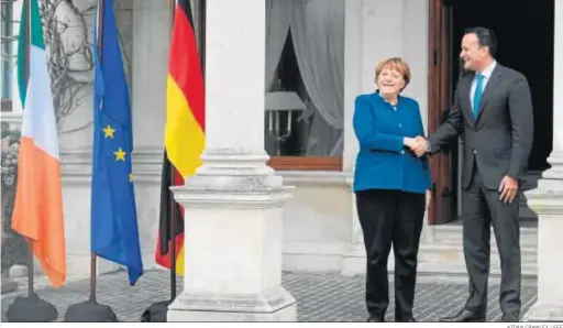  ?? AIDAN CRAWLEY / EFE ?? La canciller alemana, Angela Merkel, estrecha ayer la mano al primer ministro irlandés, Leo Varadkar, en Dublín.