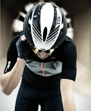  ??  ?? Ensuring the helmet's straps are flat is an easy aero win