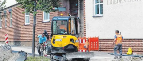  ?? FOTO: SABINE FELKER ?? Die Teams von Kabel-X sind an vielen Orten in Trossingen unterwegs. Hier an der Friedenssc­hule.