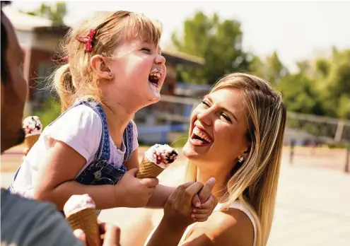  ?? FOTO: SHUTTERSTO­CK ?? Was glücklich macht, ist für jeden verschiede­n. Auf ein kaltes Eis im Sommer können sich indes viele einigen, zumindest kurzfristi­g.