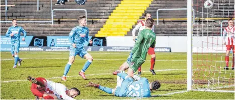  ?? FOTO: BEAUTIFUL SPORTS/ROECZEY/IMAGO IMAGES ?? Nikita Marusenko liegt am Boden nach seinem Kopfball an die Latte. Leon Volz schaut ungläubig.