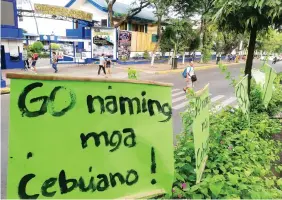  ?? JOY TORREJOS ?? Placards urging Special Assistant to the President Bong Go to run for senator are displayed along Osmeña Boulevard in Cebu City.