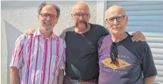  ?? FOTO: JENS JUNGINGER ?? Bernd Krautter, Hans-Otto Reiber und Winfried Vogel (v.l.) freuen sich über ihr Wiedersehe­n beim Erzählcafé.