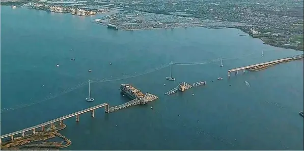  ?? Foto: Uncredited/WJLA, dpa ?? Blick auf die Francis Scott Key Bridge in Baltimore nach der Kollision eines Containers­chiffs mit der Autobrücke.