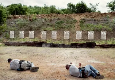  ??  ?? Lors de leur formation, les futurs officiers s’entraînent à utiliser leur arme de poing dans plusieurs positions, mais également à différente­s distances : courte, moyenne et longue portée.