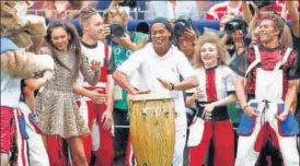  ?? REUTERS ?? Former Brazil footballer Ronaldinho with performers during the closing ceremony in Moscow.