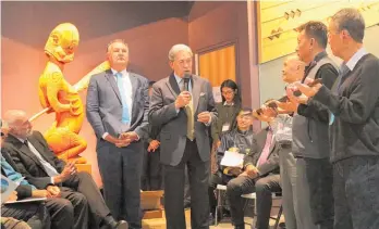  ?? Photo / Peter de Graaf ?? Former deputy Prime Minister Winston Peters addressing members of the NZ Chinese Associatio­n after presenting a carved pouwhenua as a gift.