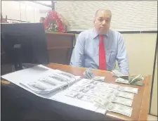  ??  ?? El jefe aduanero Bruno Ávalos, con el dinero que fue pagado como coima.