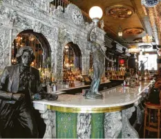  ?? Foto: picture alliance / Johannes Schmitt‰Tegge, dpa ?? In New York steht Oscar Wilde selbst an der Bar: In dem nach dem Schriftste­ller be‰ nannten Lokal erinnert alles an ihn.
