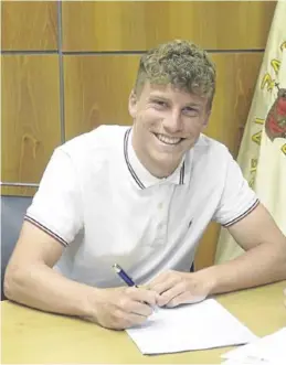  ?? TINO GIL / REAL ZARAGOZA ?? Pep Biel, ayer en la firma de su contrato.