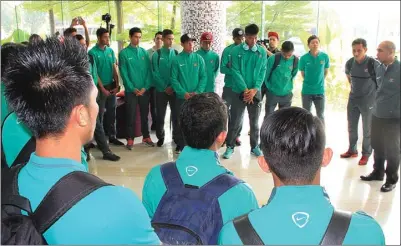  ?? SIDIK TUALEKA/JAWA POS ?? SIAP TEMPUR: Para pemain timnas Indonesia berkumpul di Hotel Ibis Styles, Cengkareng, sebelum berangkat ke Kamboja kemarin.