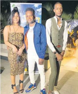 ?? STEPHANIE LYEW ?? Recording artiste Dilly Chris (centre) is sandwiched by his daughter Dayjanae and son Delano.