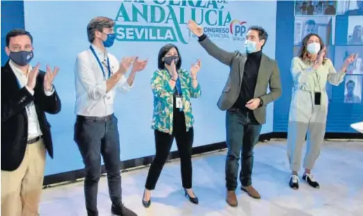  ?? FOTOS: JUAN CARLOS VÁZQUEZ ?? Juan de la Rosa, Pablo Montesinos, Virginia Pérez, Teodoro García Egea y Loles López, al término del congreso celebrado en Sevilla.