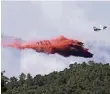  ?? FOTO: DPA ?? Mit Löschflugz­eugen sollen die Flammen eingedämmt werden.