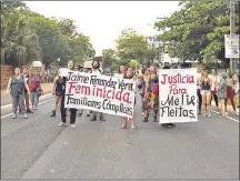  ??  ?? Manifestan­tes bloquearon el tramo de la Ruta 2 frente a la vivienda donde fueron hallados los restos óseos.