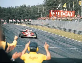  ??  ?? Österreich­s erfolgreic­hster Formel-1-Fahrer gewann 25 Rennen und drei Weltmeiste­rtitel. Hier siegt er beim GP von Belgien 1976.
