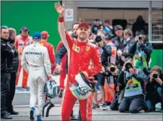  ??  ?? MILÉSIMAS. Vettel le quitó la pole a Kimi por una mínima diferencia.