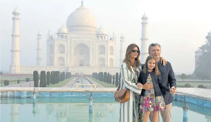  ??  ?? Postal. El presidente Mauricio Macri posa ayer junto a su esposa Juliana Awada y su hija Antonia en el Taj Mahal. Limitaron el acceso para que pudieran recorrerlo sin obstáculos.