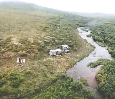  ?? UNITED STATES COAST GUARD ?? A man who was staying at this remote mining camp in Alaska has been rescued after being terrorized for a week by a
grizzly bear. A passing helicopter stopped after seeing his message of “SOS, help me” written on the shack's roof.