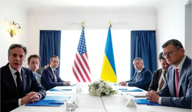  ?? Agence France-presse ?? ↑
Antony Blinken (left) and Ukraine’s Foreign Minister Dmytro Kuleba (right) attend a bilateral meeting on the sidelines of the G7 meeting on Capri Island on Thursday.
