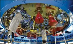  ?? Foto: Carmen Jaspersen, dpa ?? Techniker arbeiten derzeit in Bremen mit Hochdruck am Raumschiff „Orion“, das Ende 2019 zum Mond fliegen soll.