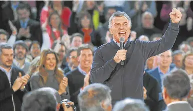  ??  ?? President Mauricio Macri, flanked by his closest allies and supporters, pitches to voters on Thursday night.