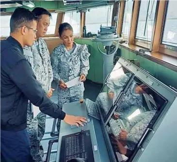  ?? PHOTOGRAPH COURTESY OF PHILIPPINE NAVY ?? PHILIPPINE Navy’s Jose Rizal-class frigate — BRP Antonio Luna — welcomes reservists from the Naval Forces Reserve-West during the Armed Forces of the Philippine­s’ DAGIT-PA 2022 exercises.