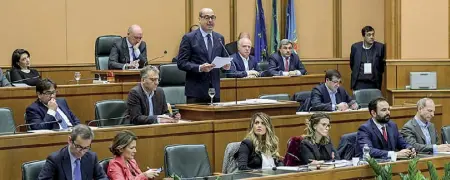  ??  ?? Pisana Il presidente del Lazio Nicola Zingaretti nell’aula del consiglio regionale