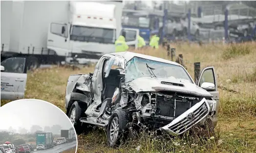  ?? RICKY WILSON/ STUFF ?? The ute after a crash near the Clarence River, north of Kaiko¯ ura, yesterday, and inset, traffic backed up along SH1 after the crash.