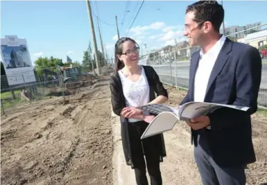  ?? VINCE TALOTTA/TORONTO STAR ?? Homebuyer Yun Zhu meets with Collecdev president Maurice Wager at the site where Westwood Gardens will be built.