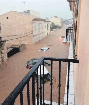  ?? FOTO: POLICÍA NACIONAL/DPA ?? Wie Spielzeug rissen in Sant Llorenç die Wassermass­en die Autos mit.