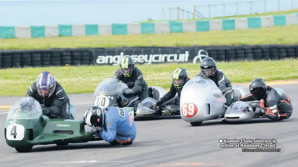  ?? Picture: NEIL LAMBERT ?? Kneeler Class sidecars in action at Anglesey Circuit