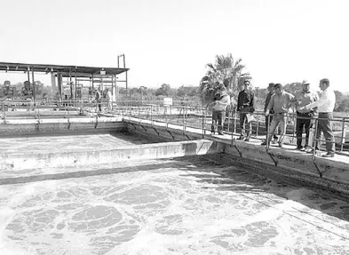  ??  ?? CIUDAD VALLES, SLP.-Un trabajador de la DAPAS murió tras aspirar una bacteria en la planta tratadora de aguas residuales “Birmania”. Correspons­al