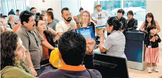  ?? ESPECIAL ?? Usuarios inconforme­s ante la representa­nte de la empresa en el aeropuerto de CdMx.