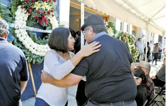  ??  ?? Manifestac­iones de solidarida­d de la ciudadanía de Valle de Santiago hacia la familia de Víctor Manuel.